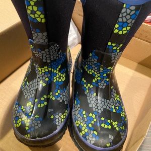 Kids classic bogs size 11